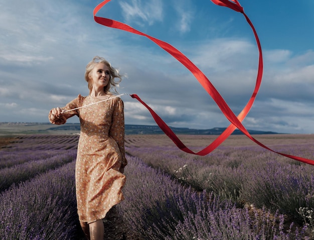 Gratis foto mooie vrouw in jurk in lavendelveld