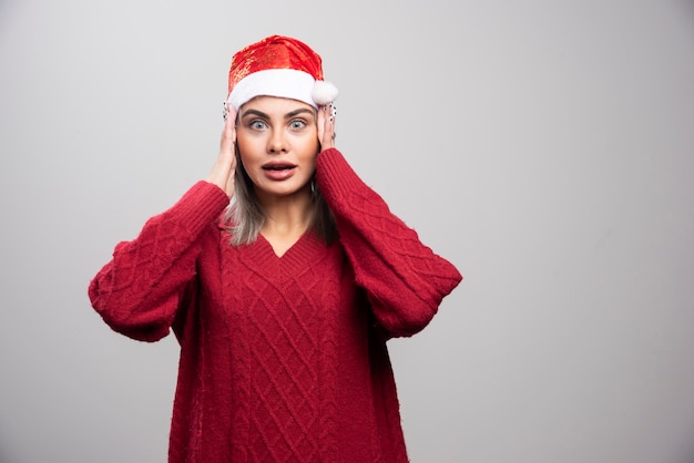 Mooie vrouw in rode trui vergat haar cadeautjes.