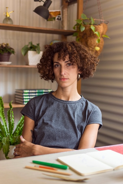 Mooie vrouw in serrezitting