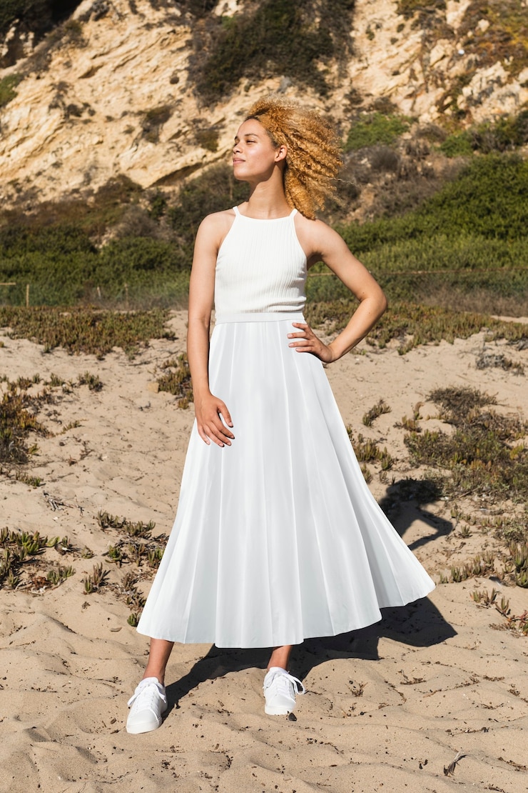 Gratis Foto mooie vrouw in tanktop en maxi rok eenvoudige zomermode full body shoot