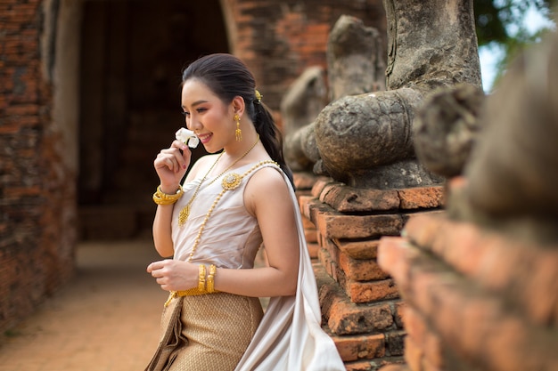 Mooie vrouw in Thais oud traditioneel kostuum, portret bij de oude Ayutthaya-tempel