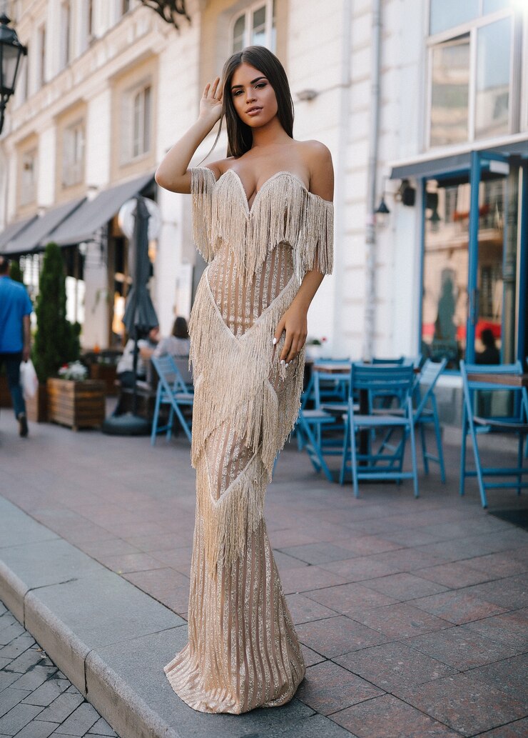 Mooie vrouw in verkleedkleding, lopend over straat, mode, schoonheid, bedenken, avondjurk, glimlachend meisje, poseren model, luxe dragen, accessoires, blond, volume haar, lippenstift, ogen, perfect