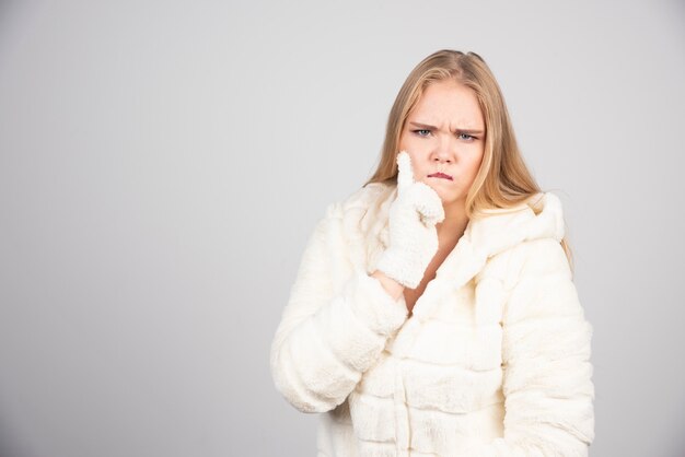 Mooie vrouw in winter outfit op zoek boos.