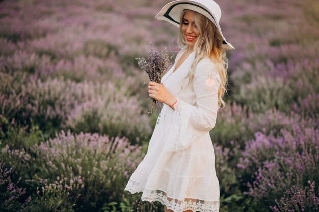 Mooie vrouw in witte jurk in een lavendel veld