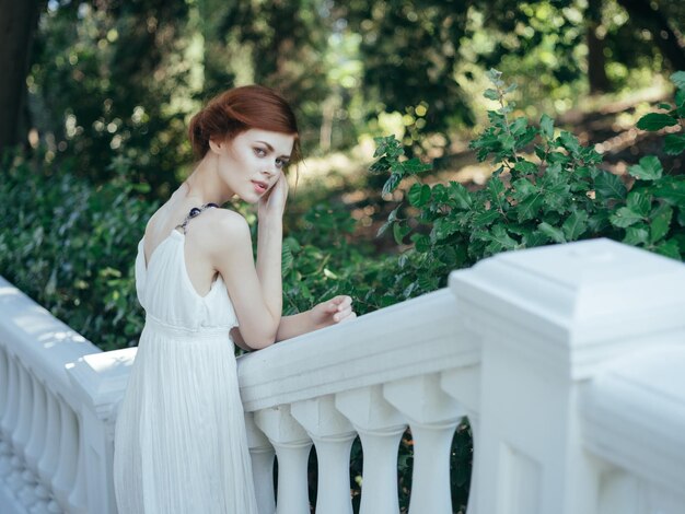Mooie vrouw in witte jurk mode griekenland decoratie mythologie. hoge kwaliteit foto