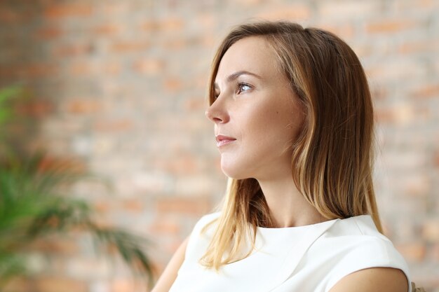 Mooie vrouw in witte jurk