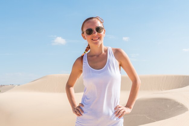 Mooie vrouw in zandduinen