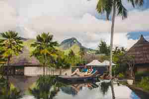 Gratis foto mooie vrouw in zwembad hotel seychellen