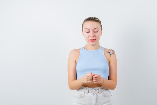 mooie vrouw is berichten aan het versturen met iemand op een witte achtergrond