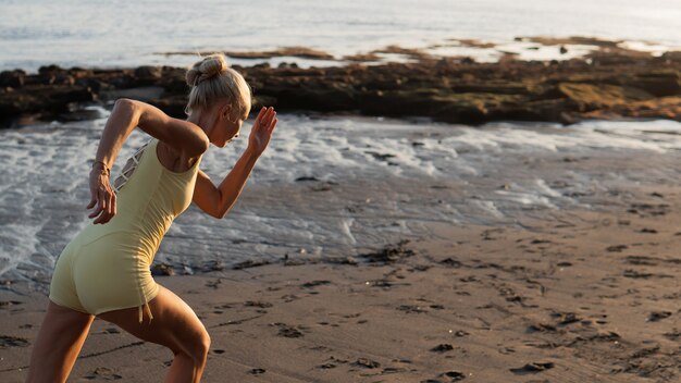 Mooie vrouw joggen op het strand. Bali