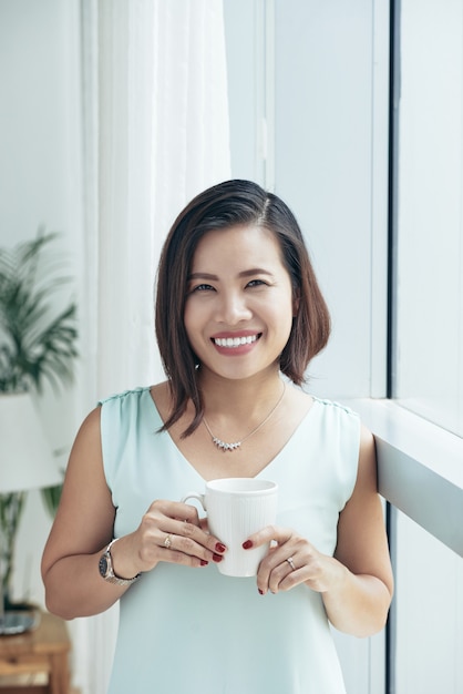 Mooie vrouw koffie drinken