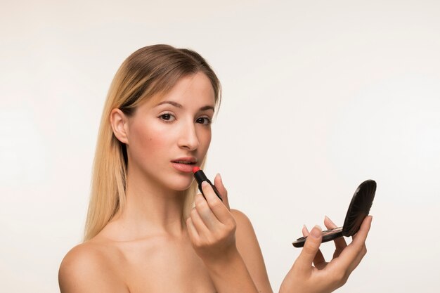 Mooie vrouw lippenstift toe te passen
