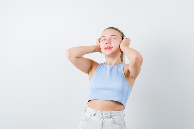 Mooie vrouw luistert naar muziek op witte achtergrond