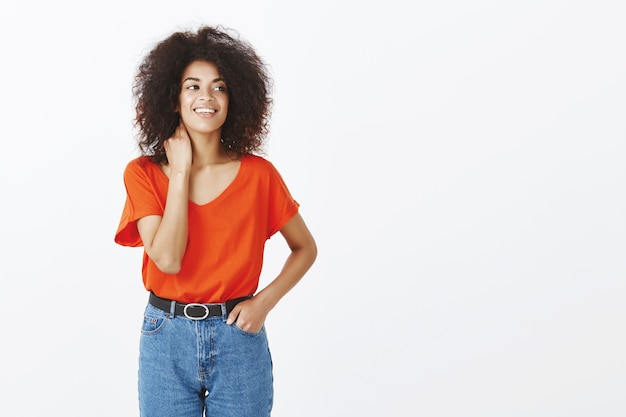 Mooie vrouw met afro kapsel poseren in de studio