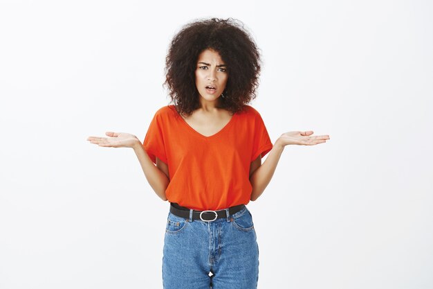 Mooie vrouw met afro kapsel poseren in de studio