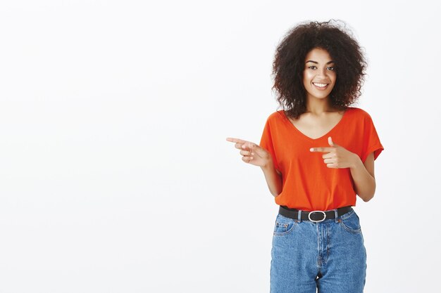 Mooie vrouw met afro kapsel poseren in de studio