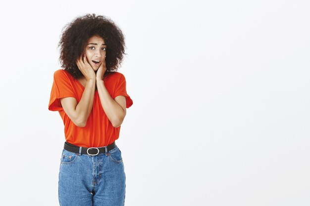 Mooie vrouw met afro kapsel poseren in de studio