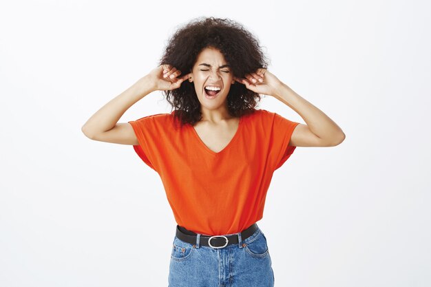 Mooie vrouw met afro kapsel poseren in de studio