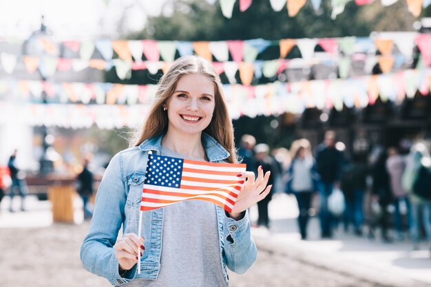 Mooie vrouw met Amerikaanse vlag op de dag van de onafhankelijkheid