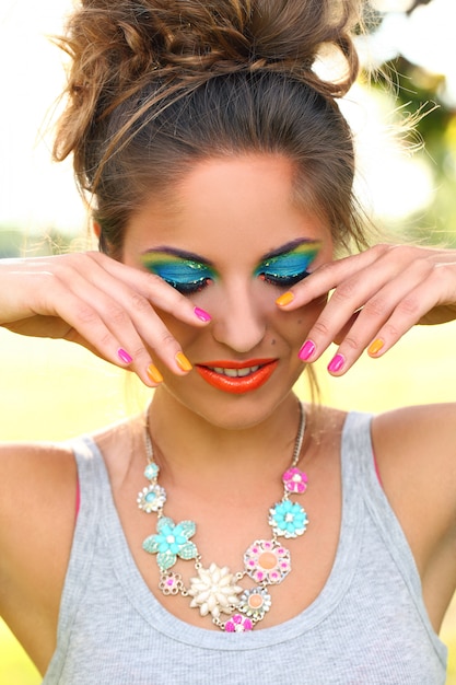 Gratis foto mooie vrouw met artistieke make-up