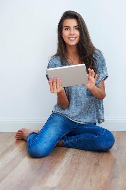 Mooie vrouw met behulp van digitale tablet