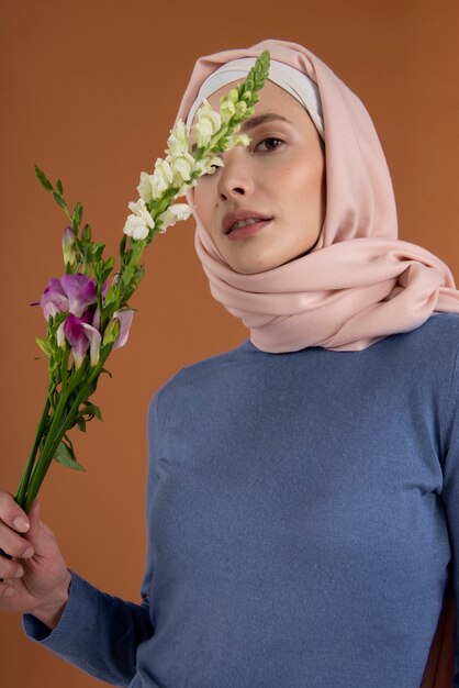 Mooie vrouw met bloemen close-up