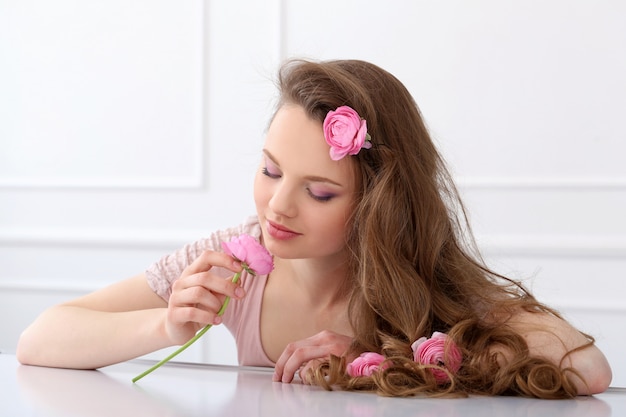 Gratis foto mooie vrouw met bloemen