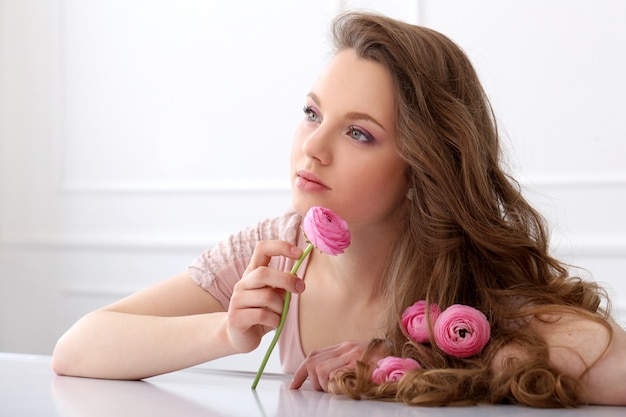 Gratis foto mooie vrouw met bloemen