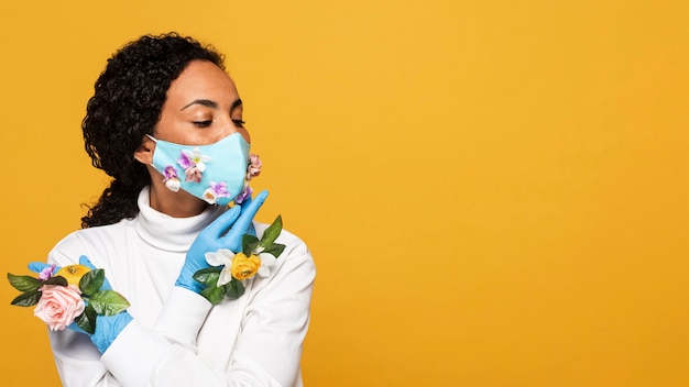 Gratis foto mooie vrouw met bloemenhandschoenen