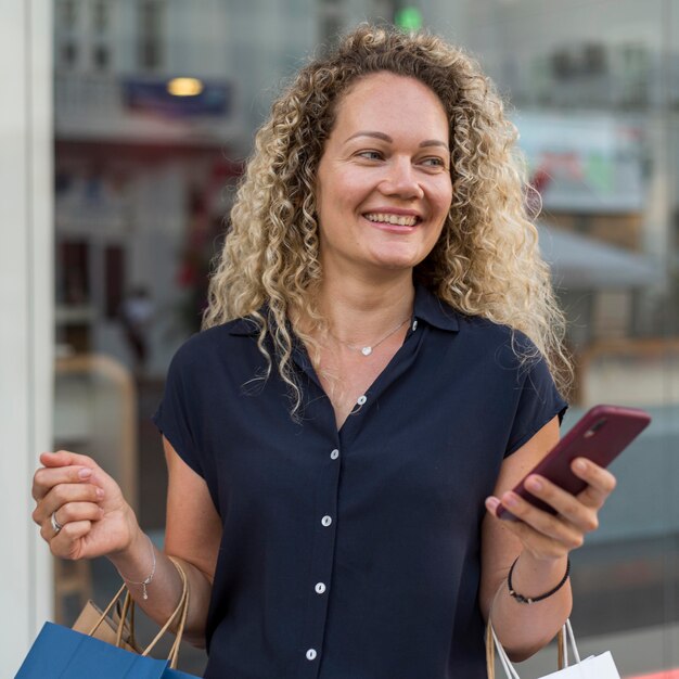 Mooie vrouw met boodschappentassen