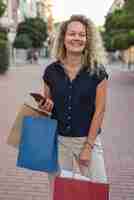 Gratis foto mooie vrouw met boodschappentassen
