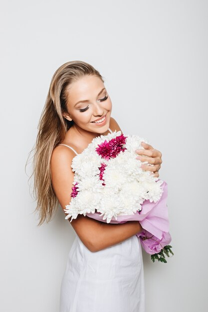 Mooie vrouw met bos bloemen