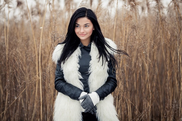 Mooie vrouw met een jas in de natuur