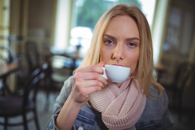 Mooie vrouw met een kopje koffie in cafÃ ©