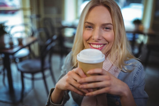 Mooie vrouw met een kopje koffie in cafÃ ©