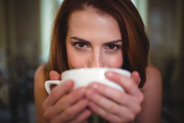Mooie vrouw met een kopje koffie in cafÃ ©