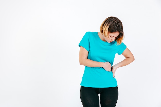 Gratis foto mooie vrouw met een pijnlijke taille