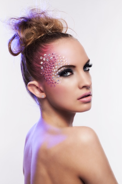 Gratis foto mooie vrouw met fantasiemake-up