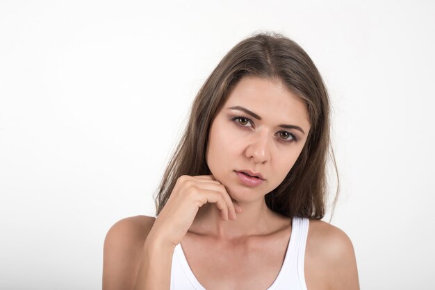 Mooie vrouw met gezond lichaam op witte achtergrond