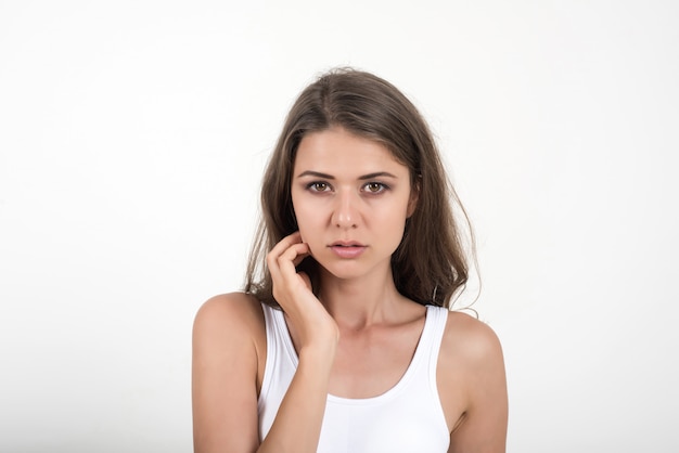 Mooie vrouw met gezond lichaam op witte achtergrond