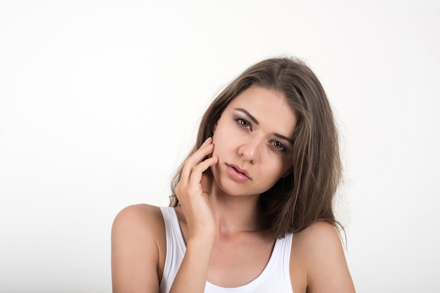 Mooie vrouw met gezond lichaam op witte achtergrond