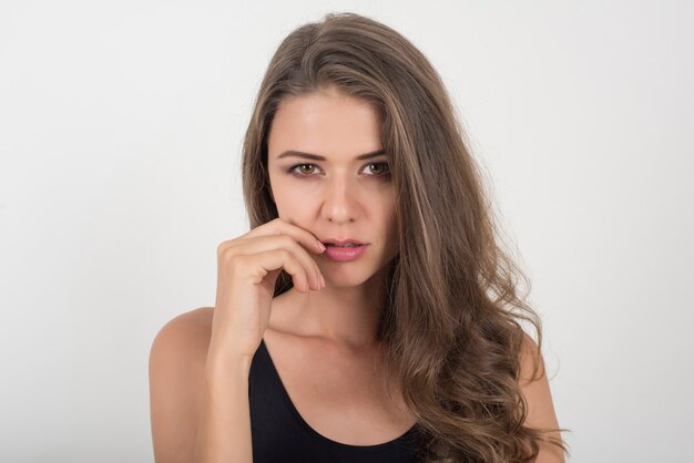 Mooie vrouw met gezond lichaam op witte achtergrond