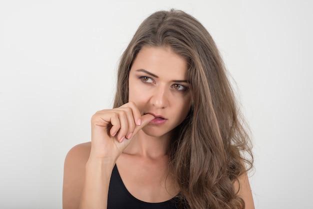 Gratis foto mooie vrouw met gezond lichaam op witte achtergrond