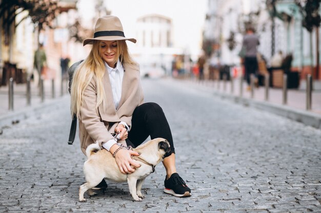 Mooie vrouw met haar hond