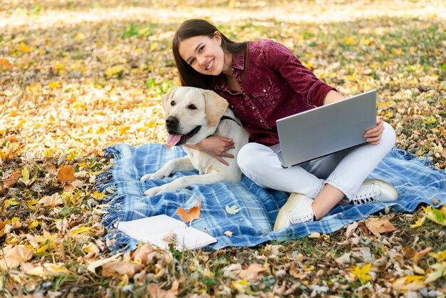 Mooie vrouw met haar hondje in het park