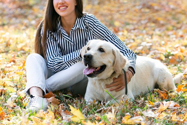 Mooie vrouw met haar schattige hond