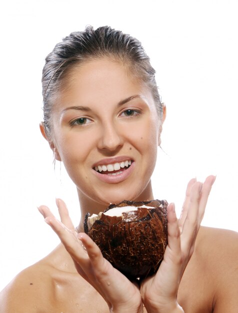 Mooie vrouw met kokosnoot in handen