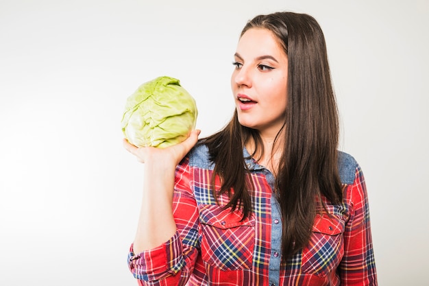 Mooie vrouw met kool