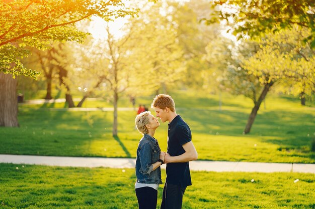 mooie vrouw met kort licht haar, gekleed in een jeansjasje loopt met haar vriend