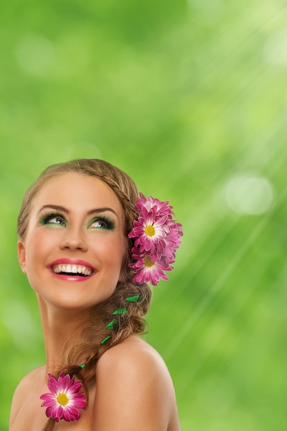 Mooie vrouw met make-up en bloemen